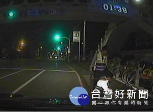 警方救助路倒老人。林重鎣攝