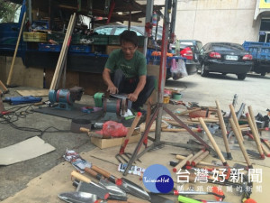 台中市男子林子峰，開著小貨車，滿載耕農、廚房等器具在外埔區

農會廣場排攤，猶如迷你型鐵工廠，因服務親切，得到民眾信任，致
生意不錯。（記者陳榮昌攝）