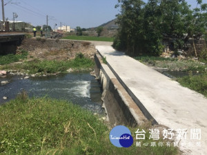 清明節民眾橫跨火車鐵軌掃墓危及安全，水利局在大甲后里排水溝建

一座簡便水泥橋，民眾便利使用、又能避免發生意外，工程獲得地方

肯定。（記者陳榮昌攝）
