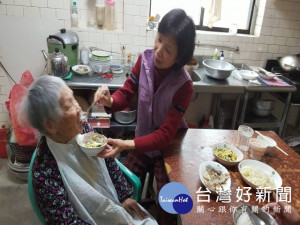 大甲區日南里張秀鑾身體狀況不佳，但仍長期負起照顧年邁的母親及

兄長，孝行事蹟優異，為市府提報參加全國孝行楷模選拔。（記者陳

榮昌攝）