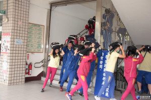 苗栗高中模擬演練建築物遭飛彈攻擊起火，師生進行逃生避難。（圖／許素蘭攝）