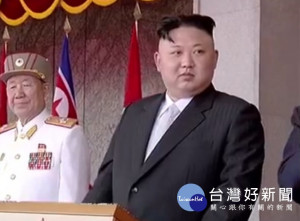北韓日前慶祝太陽節，金正恩西裝亮相閱兵。（圖／翻攝網路）