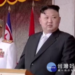 北韓日前慶祝太陽節，金正恩西裝亮相閱兵。（圖／翻攝網路）