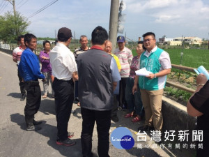 大甲區幸福里東明路路彎又有古厝及大樹阻擋，視線不佳而車禍頻傳

。十七日各單位進行會勘，將以百萬經費改善。（記者陳榮昌攝）