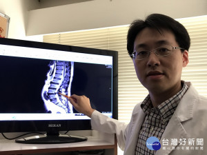 用影像系統作腰脊開刀。林重鎣攝