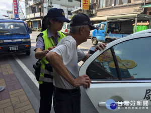 警方協助老翁送診（圖／屏東縣政府警察局提供）