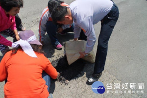 警民合作填補路面坑洞（圖／屏東縣政府警察局提供）