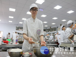 弘光科大食品科技系學生許源芳，一口氣取到不同組三張證照，還沒

畢業就被「弘學苑」網羅擔任助教，她說，「在校多學一點，畢業就

不必擔心找不到工作。」（記者陳榮昌攝）