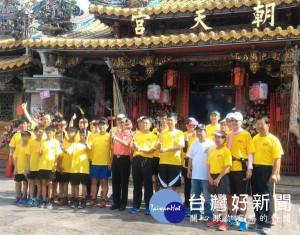 校長陳明誌帶領師生前往媽祖信仰中心北港朝天宮點燃聖火，並傳遞回校園慶祝90週年校慶活動。（記者陳昭宗拍攝）