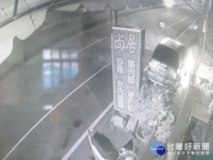 監視器拍到車子起火。（圖／林重鎣攝）