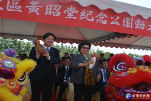 黃昭堂紀念公園動土前祥獅獻瑞，臺南市長賴清德手拿鳳梨、高雄市長陳菊持菜頭，祈求施工過程平安順利。（圖／黃芳祿攝）