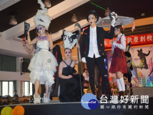 中市致用高中54年校慶，美容科學生打扮亮麗古裝、流線女等服裝造

型走秀，展現優異的創意成果，獲得來賓、學生肯定，激烈掌聲歷久不斷。（記者陳榮昌攝）
