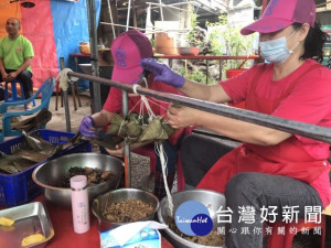 農業局挽救青蔥價格，補助大甲義和里綁一萬多粒蔥粽，二十一日試綁，肉餡豐富，口味佳，來賓吃得叫好。（圖／陳榮昌攝）
