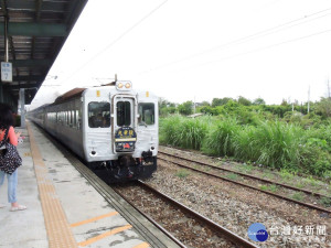 「白鐵仔」光華號重出江湖　鐵道迷齊聚社頭「尬火車」
