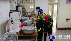 翁男至警局裝水一同享用風味餐（圖／屏東縣政府警察局提供）