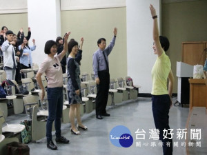 弘光科技大學於二十五日起舉辦「青年照顧服務人力發展實務分享座

談會」巡迴講座，與會人士現場分享經驗，帶動現場氣氛。（記者陳

榮昌 攝）