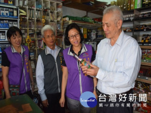 大安海墘等五里唯一柑仔店，老闆王擇賢向區長周琇茹等一行，介紹排設生活物品經營情況。（圖／陳榮昌攝）