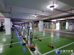 地下停車場寬敞明亮