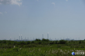 台西村沿濁水溪堤防往南看，清晰可見六輕的煙囪群（圖／翻攝自維基百科）