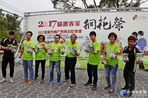 貓裏客家桐花祭昨起跑，市公所送「乖乖」造句包。（記者許素蘭／攝）