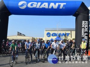 中市大甲區巨大公司，三十日慶祝勞動節，舉辦騎單車健康逍遙遊活

動，約近千名員工及家屬，在中央及地方民代的帶領下，愉快的騎單

車賞沿海美景。（記者陳榮昌攝）