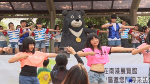 「熊讚」現身行仁里　邀里民齊跳運動操
