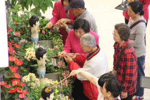 參加浴佛節祈福的民眾相當踴躍。（記者許素蘭／攝）