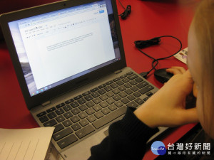 國外有名網友用映有駭客利用傳送內有 Google Docs文件的e-mail，誘騙使用者上當。駭客若收到使用者的同意授權〝Google Docs〞訊息，即可利用授權反向取得使用者Gmail 帳密、聯絡人等，駭客可以隨意讀取、刪除或轉寄你的信件。（圖／Flickr Kevin Jarrett）
