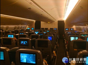 民航局訂出「航空公司因超賣機位而須拒絕旅客登機之處理原則」，明定業者不得因旅客之宗教、種族、性別、年齡而有差別待遇，亦不得以暴力、脅迫等方式拒絕旅客登機。（圖／Wikipedia）
