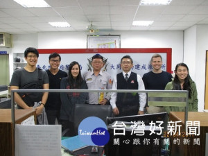 新加坡籍背包客來台旅遊遺失背包，台北市警局大同分局建成派出所員警花費10分鐘就順利查得計程車車號，並聯繫司機至派出所歸還。（圖／台北市警察局大同分局）