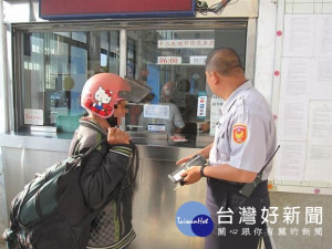 老翁車資不夠，暖警出資助返家。（圖／屏東縣政府警察局提供）