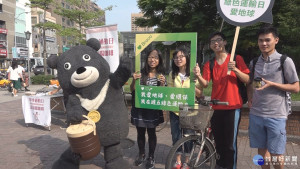 響應綠色運輸日　「熊讚」送咖啡宣傳世大運