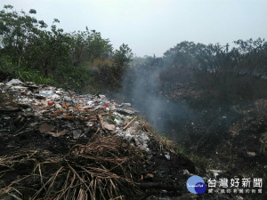 露天焚燒廢棄物，環保局追查並嚴逞。（圖／屏東縣政府環保局提供）