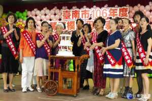 女作家之死，市長參加勞工模範母親表揚大會，表達自己和大家都很難過。(圖/記者黃芳祿攝) 