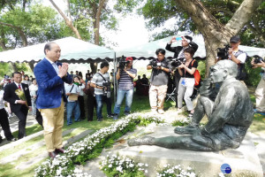 烏山頭水庫之父八田與一銅像今日修護並揭幕典禮，日本專程前來的長孫八田修一向祖父默拜後說，台日之間關係更加穩固。(圖/記者黃芳祿攝)