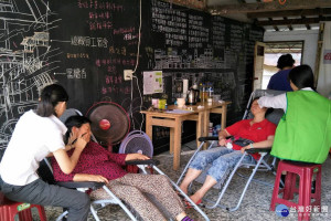 社團法人台灣偏鄉築夢協會理事長徐瀅鈞率志工們下鄉，為長者經絡及按壓舒緩，以及正確健康建議與諮詢。