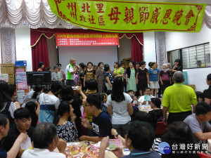 慶祝母親節，州北里席開70多桌安排變臉表演。