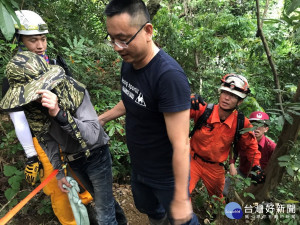 一名台中郭姓男子(左前戴帽者)前往竹山鎮加走寮溪下游釣魚，因身體不適無力行走，請求救援，分隊長柯翔譯率13名警、義消前往搶救。