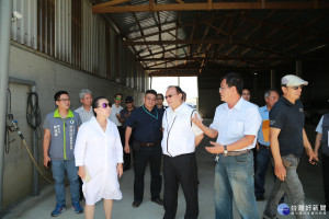 農委會主委林聰賢訪視嘉義縣畜牧場沼氣發電，張花冠縣長力推循環農業