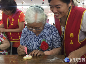 ▲華山基金會志工關懷弱勢長輩，並辦理母親節活動，讓長輩們過一個溫暖的母親節。（圖／記者郭文君攝）