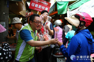 ▲母親節將臨，民進黨高雄市黨部主委黃彥毓以花朵傳遞感情，深耕服務從基層做起。（圖／記者何沛霖攝）