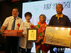 中國國民黨主席洪秀柱頒獎給模範母親。