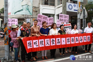 立委許淑華馬文君都出動帶領婦女朋友反核食反美豬進口。（記者扶小萍攝）