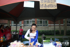 水里商工園遊會新住民媽媽準備越南的特色美食。