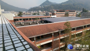 水里商工校舍屋頂建構太陽能光電情景(水商提供)