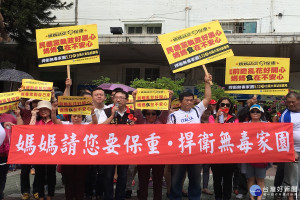 臺南藍營抗議群眾今天下午2點26分，用哨子與汽笛對蔡政府食安政策「哩哩落落」表達嚴重抗議。