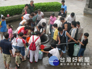 大甲鐵砧山「劍井」，相傳於端午節湧出的午時水，有去邪增壽之

神效，致早期這天爭汲泉水踴躍，為該山帶來無比的熱鬧。（記者陳

榮昌攝）
