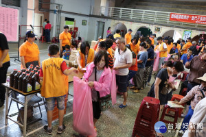 民眾排隊領取木棉花關懷協會贈物資。