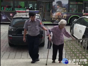 老婦人搭錯車。林重鎣攝