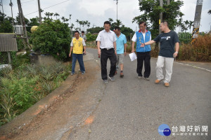 林明溱縣長與議員張維華等人會勘南投道路。